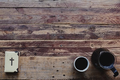 黑色咖啡壶和咖啡杯的平面照片